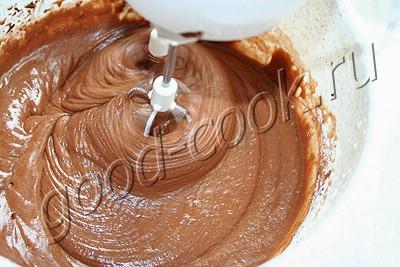 шоколадное пирожное с глазурью