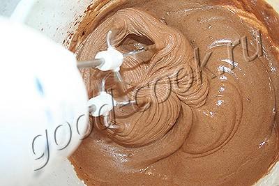 шоколадный торт с белым мягким кремом