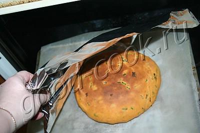 оранжевый хлеб с зеленым луком