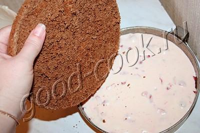 шоколадный торт с клубникой и творожно-сметанным кремом