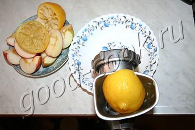 рулетный пирог с яблоками и лимонами