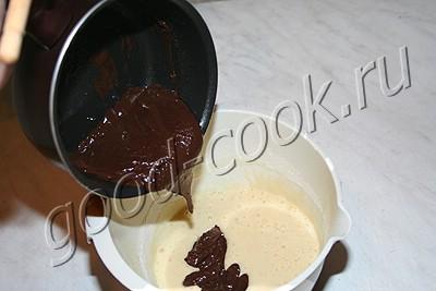 шоколадный торт с клубникой и сливками