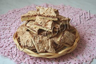 песочное печенье с джемом и ореховым безе