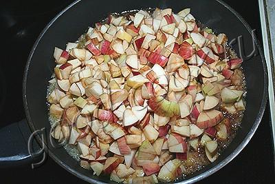 пирог из лаваша с карамельными яблоками