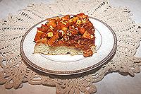 Бисквитный пирог с айвой и орехами