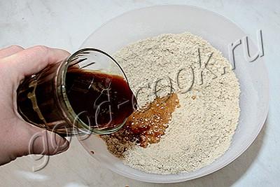 полуржаной постный пирог с солеными огурцами и перловкой