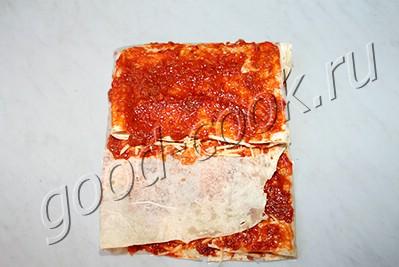 пирог из лаваша с томатно-луковым соусом и сыром