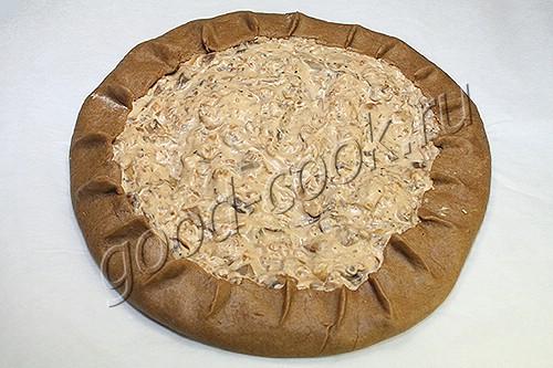полуржаной пирог с грибами в сметане
