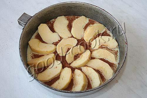 перевернутый пирог с яблоками и сгущенным молоком