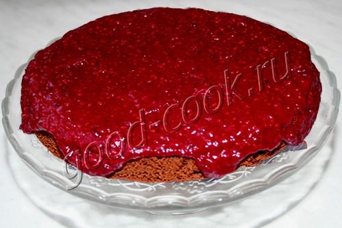 шоколадный пирог с малиново-карамельным соусом