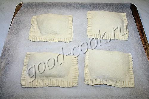 пирожки из слоёного теста с курицей и плавленым сыром 
