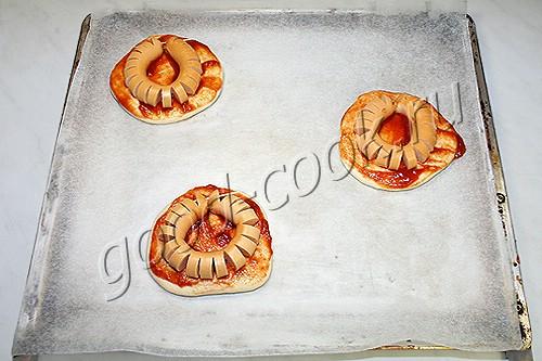 круглые пирожки с сосисками