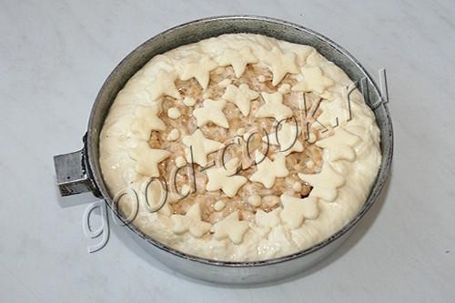 открытый дрожжевой пирог с курицей и плавленым сыром