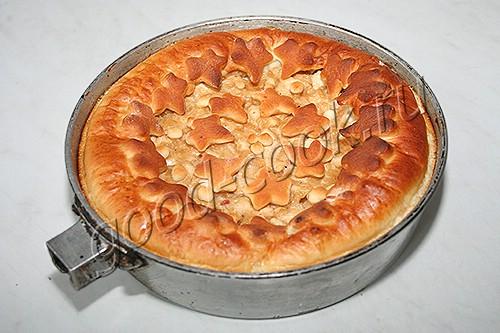 открытый дрожжевой пирог с курицей и плавленым сыром