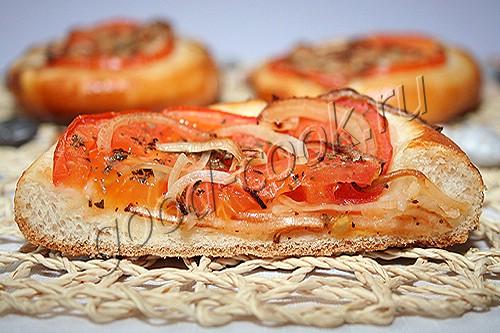 лепешки с помидорами и маринованным луком