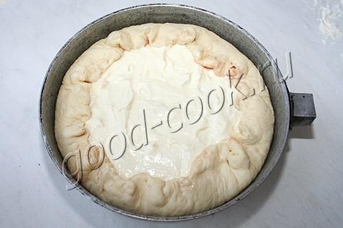дрожжевой пирог с творогом, яблоками и вареньем
