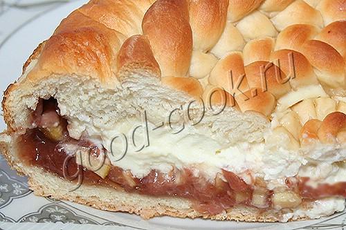 дрожжевой пирог с творогом, яблоками и вареньем