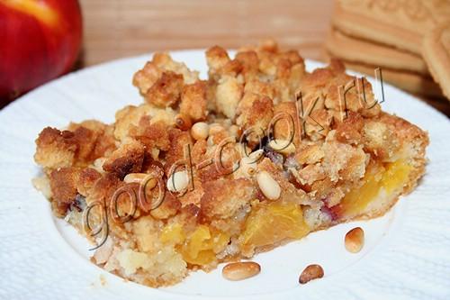 пирог с персиками и хрустящим ореховым верхом