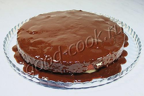 пирог с тушеными сливами и шоколадной глазурью