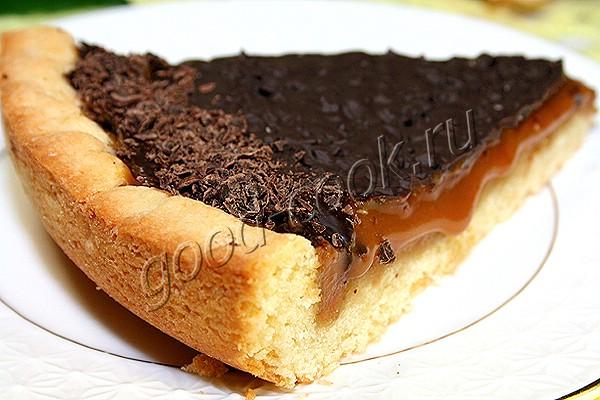 песочный пирог с ирисками и шоколадом