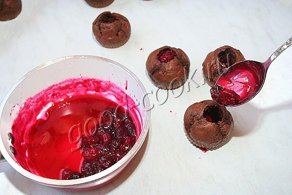 шоколадные капкейки с вишневой начинкой