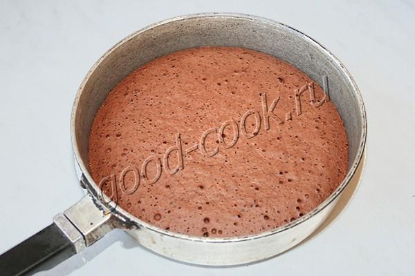 шоколадный пирог с безе и карамелью