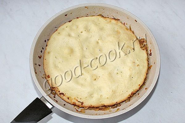 перевернутый кабачковый пирог в сковороде