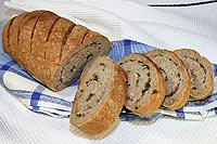 ржано-пшеничный хлеб с беконом и зелёным луком