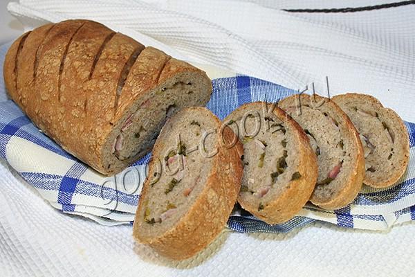 ржано-пшеничный хлеб с беконом и зелёным луком