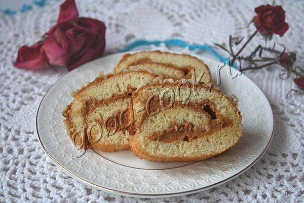 рулет с варёной сгущёнкой и арахисом