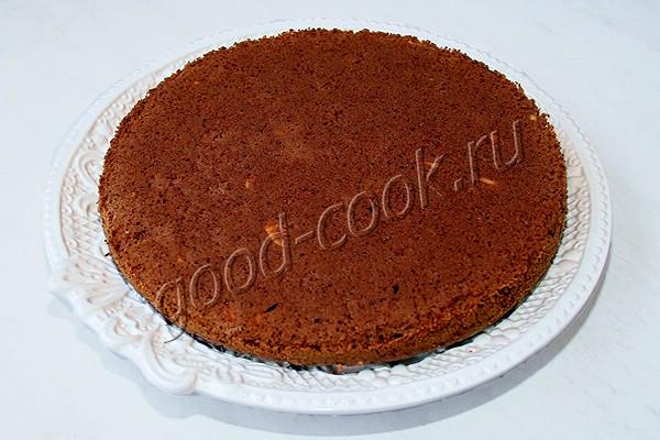 ореховый торт со сливками и ягодным соусом