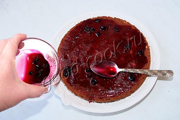 ореховый торт со сливками и ягодным соусом