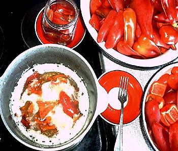 Жареный болгарский перец с чесноком и помидорами
