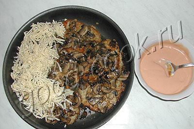 жареное мясо с грибами и сыром