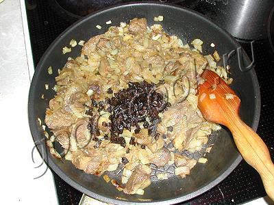 картофельная запеканка с грибами и черносливом