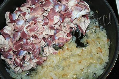 Мягкие куриные желудочки в сметане — вкусные рецепты тушеных пупков
