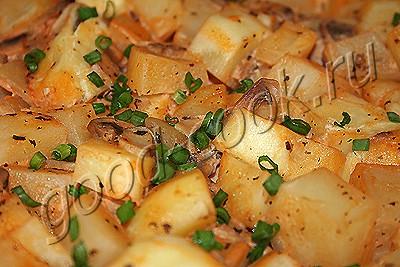 Запеченный картофель с грибами и сметаной в духовке