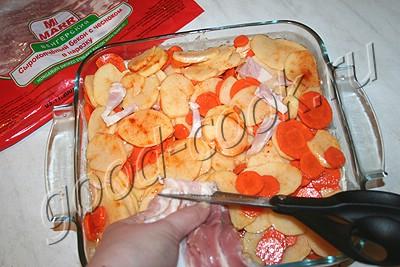 картофель запеченный с курицей и беконом
