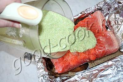 рыба запеченная на хлебе под соусом из брокколи