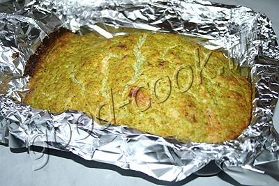 рыба запеченная на хлебе под соусом из брокколи