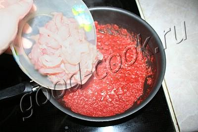 куриные грудки тушеные в томатно-перечном соусе