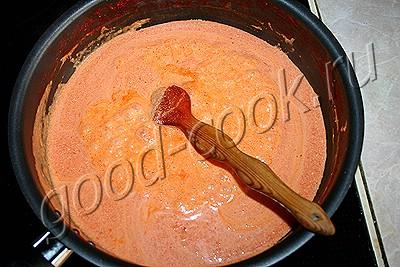 тефтели тушеные в сметанно-томатно-перечном соусе