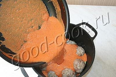 тефтели тушеные в сметанно-томатно-перечном соусе
