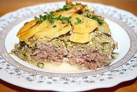 запеканка с картофелем, мясом и солеными огурцами