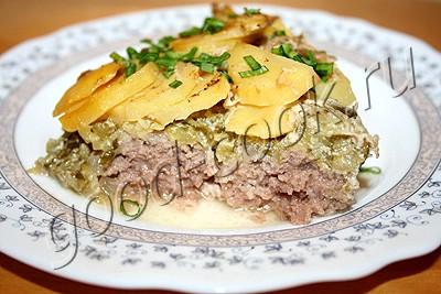 запеканка с картофелем, мясом и солеными огурцами