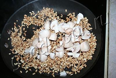 перловая каша с грибами, запеченная в горшочках