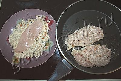 жареная курица с печеными баклажанами под помидорным соусом