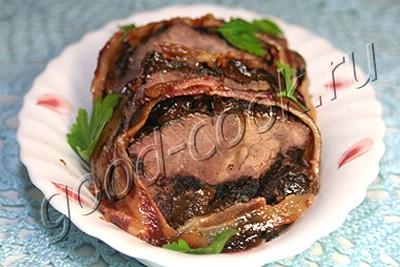мясо с черносливом, запеченное в беконе