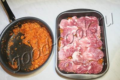мясо, запеченное в яблочно-луковом соусе и вине