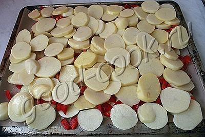 картофель и кабачки, запеченные с перцем и беконом